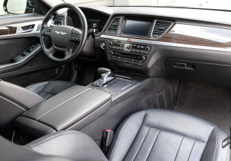 Подержанный автомобиль Genesis G80 2018 года (11 фото)