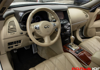 Подержанный автомобиль Infiniti QX70 2016 года (21 фото)