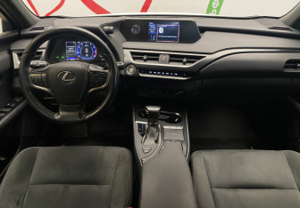 Подержанный автомобиль Lexus UX 2019 года (10 фото)