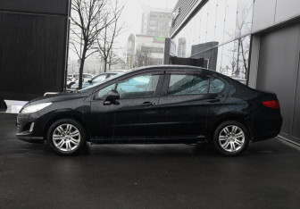 Подержанный автомобиль Peugeot 408 2014 года (8 фото)