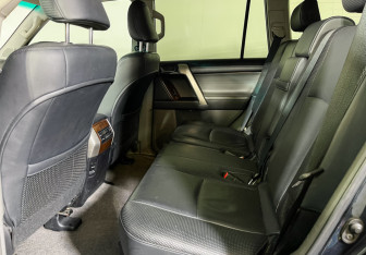 Подержанный автомобиль Toyota Land Cruiser Prado 2010 года (10 фото)