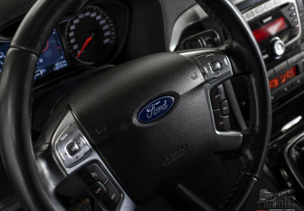 Подержанный автомобиль Ford S-MAX 2013 года (8 фото)