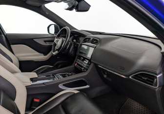 Подержанный автомобиль Jaguar F-Pace 2019 года (11 фото)