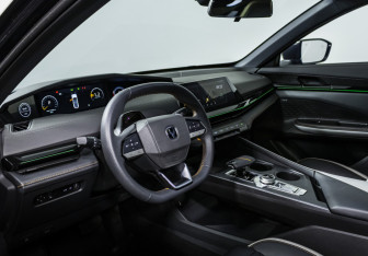 Подержанный автомобиль Changan UNI-V 2024 года (11 фото)