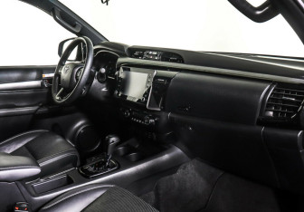 Подержанный автомобиль Toyota Hilux 2021 года (10 фото)