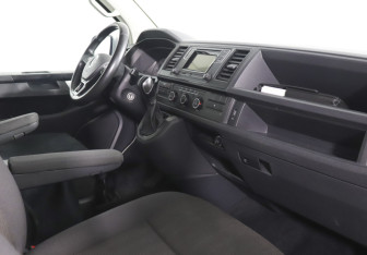 Подержанный автомобиль Volkswagen Caravelle 2015 года (9 фото)