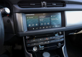 Подержанный автомобиль Jaguar XF Sedan 2018 года (19 фото)