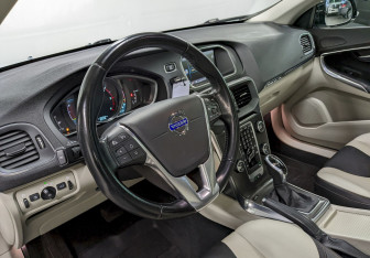 Подержанный автомобиль Volvo V40 Cross Country 2014 года (13 фото)