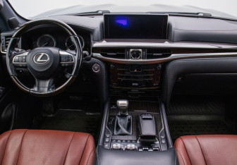 Подержанный автомобиль Lexus LX 2017 года (13 фото)