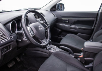 Подержанный автомобиль Mitsubishi ASX 2014 года (10 фото)
