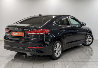 Подержанный автомобиль Hyundai Elantra Sedan 2017 года (5 фото)