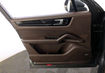 Подержанный автомобиль Porsche Cayenne 2018 года (30 фото)