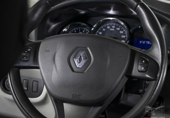 Подержанный автомобиль Renault Logan Sedan 2017 года (10 фото)