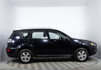 Подержанный автомобиль Mitsubishi Outlander 2010 года (4 фото)