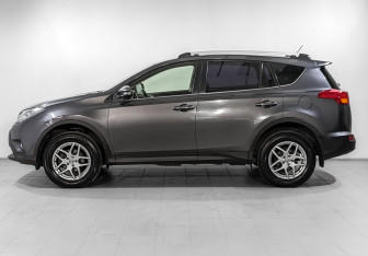 Подержанный автомобиль Toyota RAV4 2014 года (8 фото)