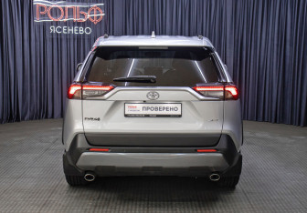 Подержанный автомобиль Toyota RAV4 2020 года (6 фото)