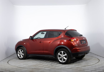 Подержанный автомобиль Nissan Juke 2011 года (7 фото)