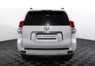 Подержанный автомобиль Toyota Land Cruiser Prado 2011 года (6 фото)