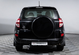 Подержанный автомобиль Toyota RAV4 2010 года (6 фото)