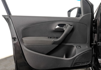 Подержанный автомобиль Volkswagen Polo Sedan 2012 года (19 фото)