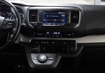 Подержанный автомобиль Peugeot Traveller 2020 года (15 фото)