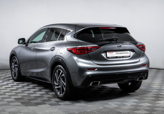 Подержанный автомобиль Infiniti Q30 2017 года (7 фото)