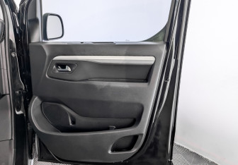 Подержанный автомобиль Peugeot Traveller 2021 года (23 фото)