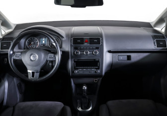 Подержанный автомобиль Volkswagen Touran 2013 года (12 фото)