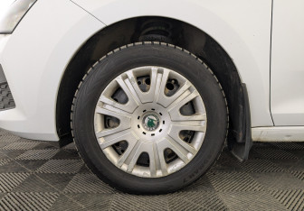 Подержанный автомобиль Skoda Rapid Liftback 2021 года (12 фото)