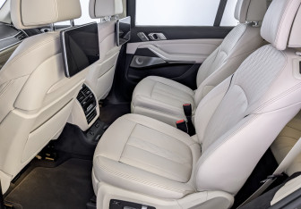 Подержанный автомобиль BMW X7 2021 года (12 фото)