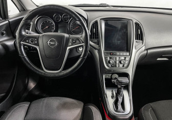 Подержанный автомобиль Opel Astra Hatchback 2014 года (12 фото)