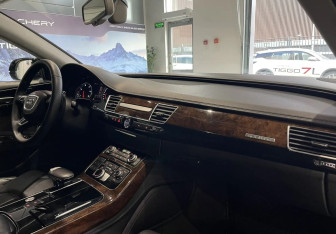 Подержанный автомобиль Audi A8 2015 года (9 фото)