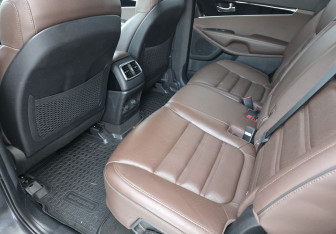 Подержанный автомобиль Kia Sorento 2017 года (10 фото)