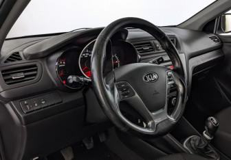 Подержанный автомобиль Kia Rio Sedan 2016 года (14 фото)