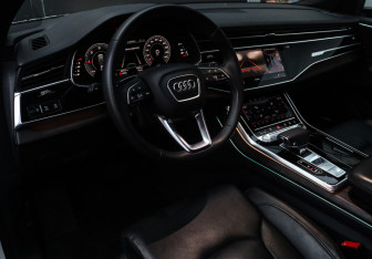 Подержанный автомобиль Audi Q8 2019 года (16 фото)
