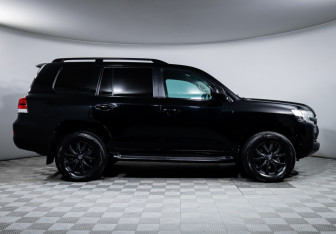 Подержанный автомобиль Toyota Land Cruiser Suv 2016 года (4 фото)