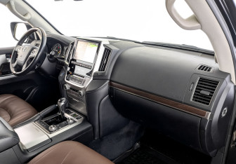 Подержанный автомобиль Toyota Land Cruiser Suv 2016 года (11 фото)