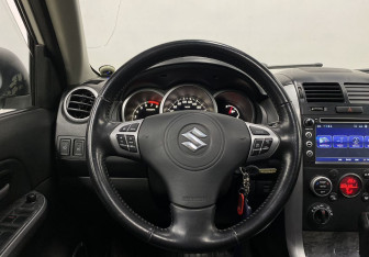Подержанный автомобиль Suzuki Grand Vitara 2008 года (17 фото)