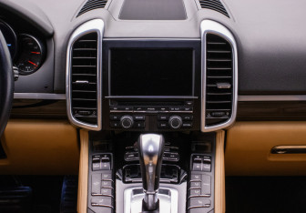 Подержанный автомобиль Porsche Cayenne 2015 года (14 фото)