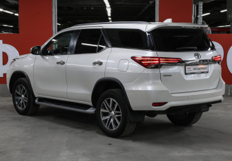 Подержанный автомобиль Toyota Fortuner 2018 года (7 фото)