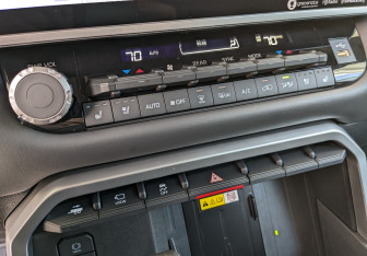 Подержанный автомобиль Toyota Sequoia 2023 года (9 фото)