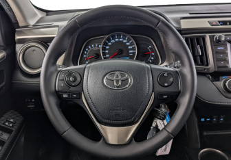 Подержанный автомобиль Toyota RAV4 2015 года (22 фото)