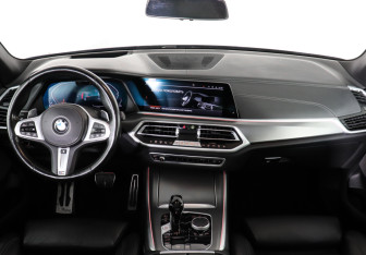 Подержанный автомобиль BMW X5 2021 года (10 фото)