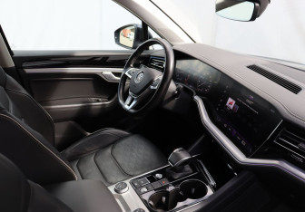 Подержанный автомобиль Volkswagen Touareg 2020 года (10 фото)