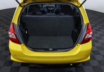 Подержанный автомобиль Honda Jazz 2006 года (9 фото)