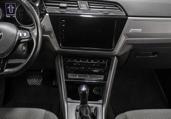 Подержанный автомобиль Volkswagen Touran 2019 года (16 фото)