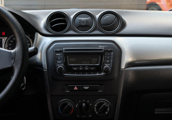 Подержанный автомобиль Suzuki Vitara 2015 года (10 фото)