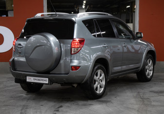 Подержанный автомобиль Toyota RAV4 2008 года (5 фото)