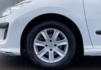 Подержанный автомобиль Peugeot 308 Hatchback 2009 года (10 фото)
