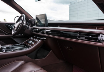 Подержанный автомобиль Lincoln Aviator 2020 года (16 фото)